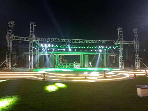 在现场音乐会中,音响系统可以看成是舞台演奏的一个延伸 在现场音乐会中,音响系统可以看成是舞台演奏的一个延伸